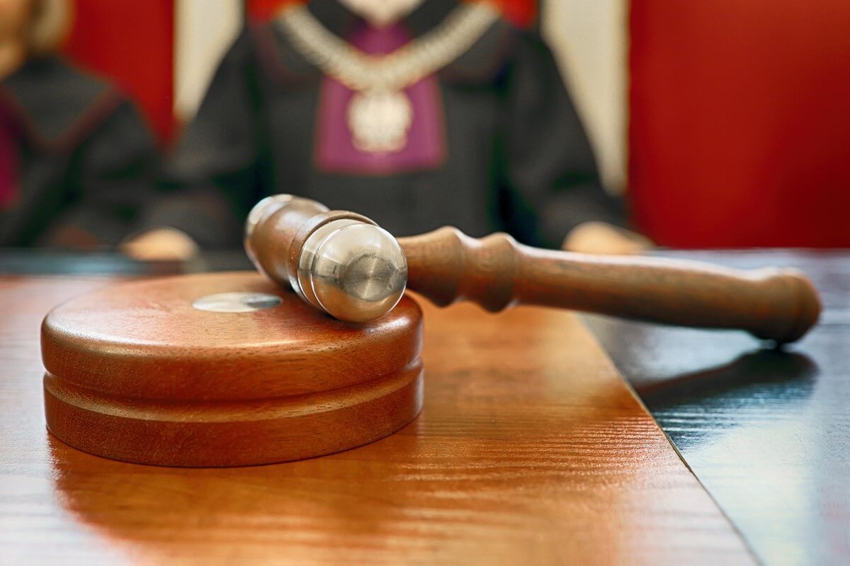 Sędzia wydaje orzeczenie sądu w sali rozpraw